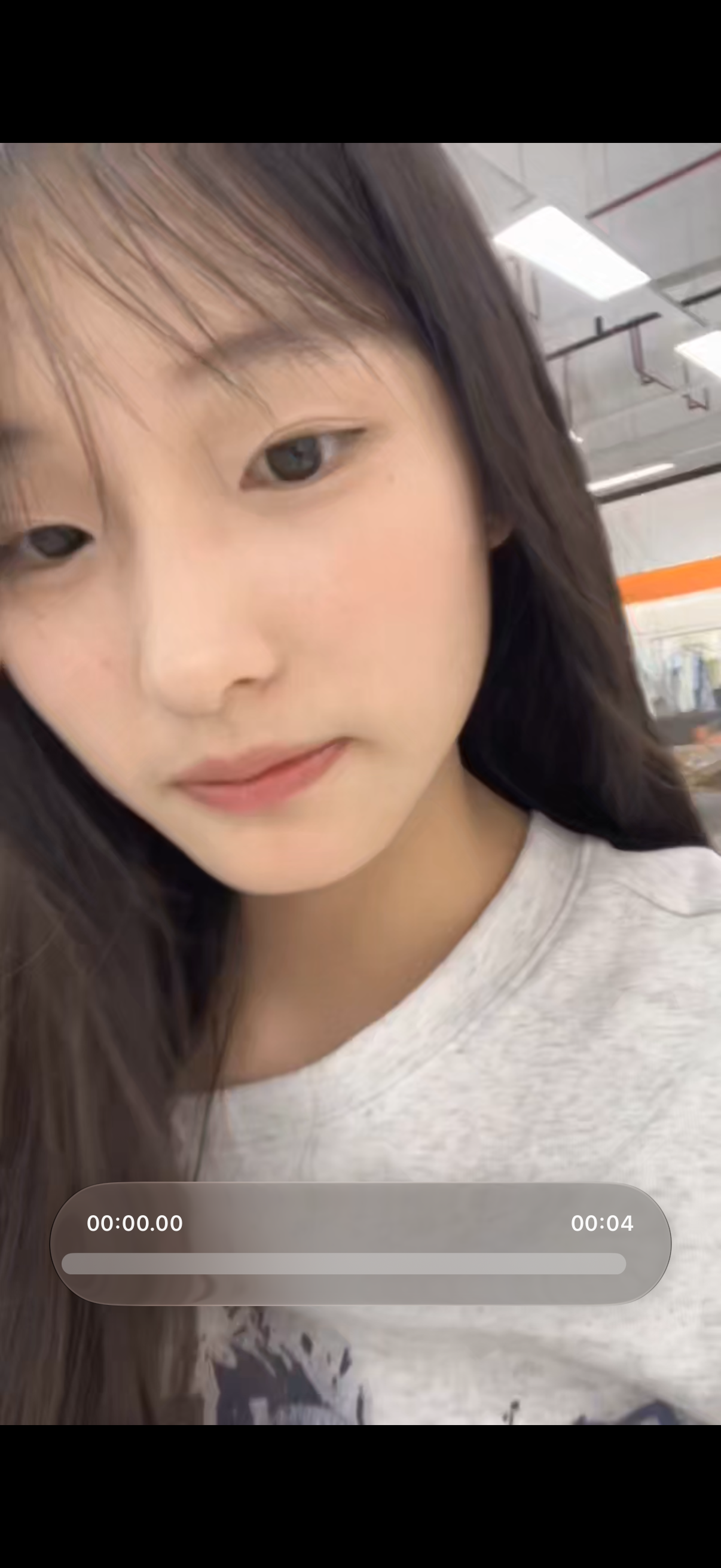 佳怡看向镜头的日常照片